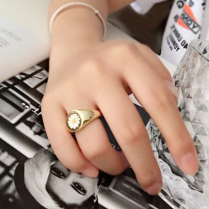 Daisy Enamel Ring – Cute Gold-Plated Flower Ring for Girls